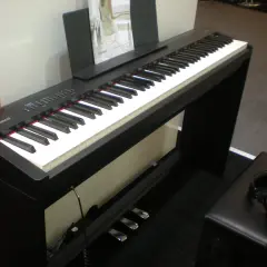 Keyboard czy pianino cyfrowe - kluczowe różnice, które musisz znać