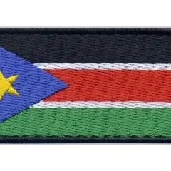 Naszywka z flagą Sudanu Południowego. Czarny pas na górze, pod nim biały, czerwony i zielony pas. Z lewej strony niebieski trójkąt z żółtą gwiazdą.
