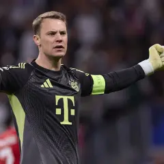 Bramkarz Bayernu Monachium, Manuel Neuer, w akcji. Jego ręce są uniesione, gotowy do obrony.