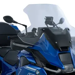 Cupolino trasparente per moto, con un design che ricorda un cupolino cafe racer, montato su una BMW blu con borse laterali e bauletto.