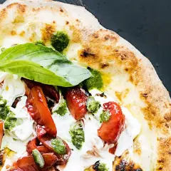 Pyszna pizza na diecie z pomidorami, mozzarellą i pesto. Lekka i zdrowa, idealna na letni wieczór.