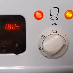 Panel sterowania piekarnika Mastercook Elegance: wyświetlacz 180°C, pokrętło funkcji i kontrolki. Instrukcja obsługi pomoże Ci go używać.