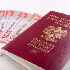 Polski paszport i kilka dowodów osobistych. Czy do Portugalii potrzebny jest paszport? Tak, jeśli nie jesteś obywatelem UE.