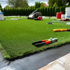 Attrezzi pronti per la posa erba sintetica su terra. Un prato perfetto in arrivo!