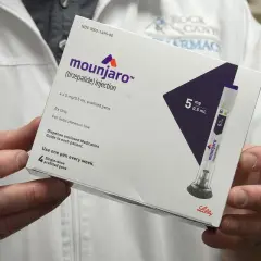 Opakowanie Mounjaro 5 mg z tirzepatydem. Cena tego leku jest ważna dla wielu pacjentów. Zawiera 4 jednodawkowe peny.
