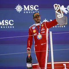 Lewis Hamilton celebra su victoria en el podio, con trofeo y champán. Su edad no se refleja en su energía.