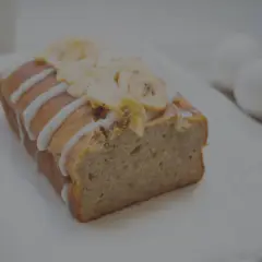 Ein saftiges Bananenbrot ohne Zucker, verziert mit Zuckerguss und Bananenchips. Perfekt für einen gesunden Genuss.