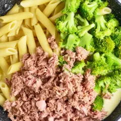 Penne z tuńczykiem i brokułami w sosie śmietanowo-serowym, gotowe do wymieszania.