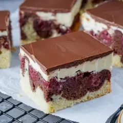 Schneewittchenkuchen vom Blech: saftiger Marmorkuchen mit Kirschen, cremiger Schicht und Schokoladenguss. Ein Genuss!