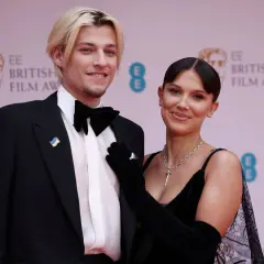 Millie Bobby Brown y su pareja, Jake Bongiovi, posan sonrientes en la alfombra roja de los BAFTA.