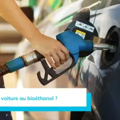 Main d'une personne tenant un pistolet de pompe à essence pour faire le plein d'une voiture. Recherche d'une liste voiture compatible e85 sans kit pour rouler plus vert.