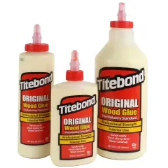 Tre bottiglie di colla per legno Titebond Original, ideali per incollare legno con tenuta professionale e pulizia ad acqua.