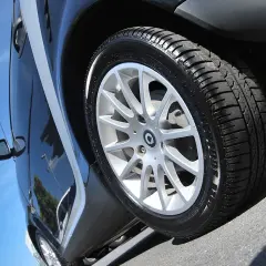 Czy można wymienić koło na autostradzie? Ważne informacje i zasady