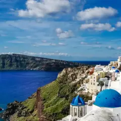 Santorini czy warto? Białe domy, błękitne kopuły kościołów i turkusowe morze tworzą pocztówkowy widok.