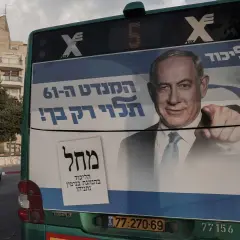 Benjamin Netanjahu wirbt auf einem Bus für die Israel Wahlen. Er zeigt auf den Betrachter und fordert ihn auf, ihn zu wählen.