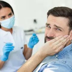 Ból dziąseł? Sprawdzone sposoby na ulgę i kiedy iść do dentysty