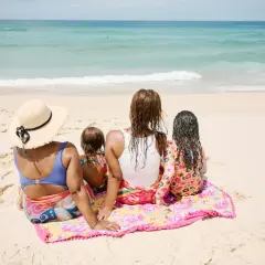 Rodzina na plaży, szukacie pomysłu, gdzie na wakacje z dziećmi tanio? Spójrzcie na ten widok!
