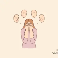 Ragazza con le mani sul viso, circondata da volti che esprimono emozioni diverse, suggerendo un **cambio di personalità improvviso**.