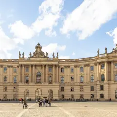 Humboldt-Universität zu Berlin, eine der besten Architekturen von Unis in Deutschland, mit imposanter Fassade und Studenten auf dem Platz.