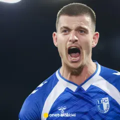 Piłkarz w niebieskiej koszulce 1. FC Magdeburg krzyczy z radości. Kolejny z Polaków w Bundeslidze pokazuje swoją pasję.