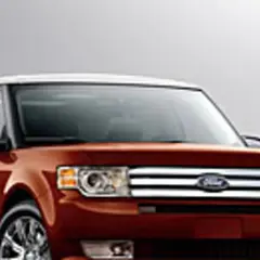 Pomarańczowy Ford Flex z białym dachem, gotowy na rodzinną podróż.