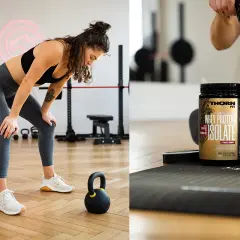 Kobieta po treningu crossfit odpoczywa obok odżywki białkowej. Jakie odżywki na crossfit są najlepsze?