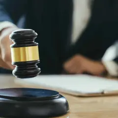 Marteau de juge prêt à frapper, symbolisant une décision sur une lettre de recours MaPrimeRénov'.