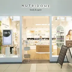 Sklep Nutridome z kosmetykami. W witrynie ekran z promocją -50%. Warto sprawdzić nutridome opinie przed zakupami.