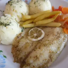 Pyszna ryba z piekarnika z puree ziemniaczanym, fasolką szparagową i surówką z marchewki.