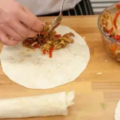 Szybka tortilla z kurczakiem z grilla elektrycznego na rodzinny obiad