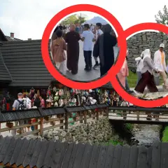 Grupa arabów w Zakopanem spaceruje po drewnianym moście, podziwiając góralski folklor i stragany z pamiątkami.