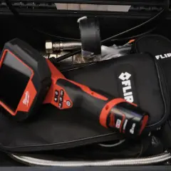 Boîtier noir contenant un endoscope Milwaukee et des accessoires FLIR pour vous aider à comment detecter une fuite d eau sous un carrelage.
