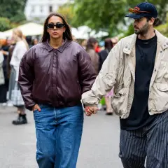 Para idąc ulicą, trzymając się za ręce. Czy to już **situationship co to** znaczy? Ona w skórzanej kurtce, on w beżowej.