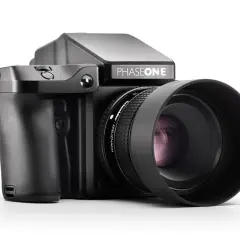 Profesjonalny aparat Phase One XF z obiektywem.