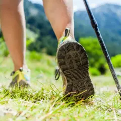 Wanderer mit Trekkingstöcken im Gebirge. Nach Krebserkrankung nicht mehr belastbar, aber die Natur gibt Kraft.
