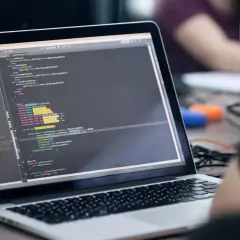 Pierwsza pensja w IT: Ile zarabia informatyk po studiach w Polsce?