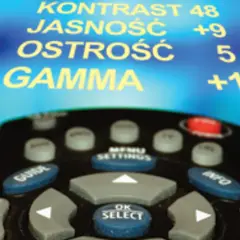 Pilot do telewizora podczas kalibracji obrazu. Widoczne ustawienia: kontrast, jasność, ostrość i gamma.