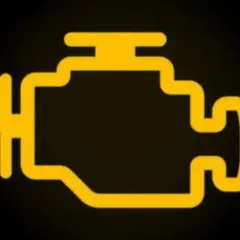 Luz de fallo de inyección encendida. El testigo del motor indica un problema, quizás con los inyectores.