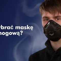 Młody mężczyzna w masce z pochłaniaczem, chroniącej przed smogiem. Logo Oxyline.