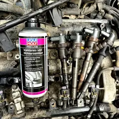 Moment dokręcania wtryskiwaczy Mercedes 2.2 CDI. Płyn Liqui Moly ułatwia demontaż.