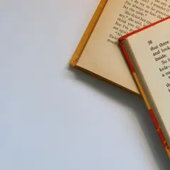 Dwie otwarte książki, jedna z żółtą okładką, druga z czerwoną. Wartościowe książki dla dorosłych, które wciągają w swój świat.