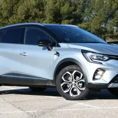 Renault Captur E-Tech, un SUV plateado con detalles negros, estacionado al aire libre. ¿Problemas?