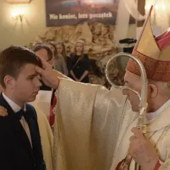 Jak się ubrać na bierzmowanie jako świadek, aby nie popełnić błędu