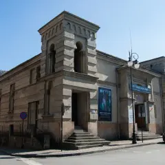 Dawna synagoga w Nowym Sączu, dziś centrum kultury. Monumentalna budowla z charakterystyczną wieżyczką i ozdobnym fryzem.
