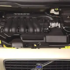Silnik diesla D2 w Volvo V40, czysty i zadbany, gotowy do drogi.