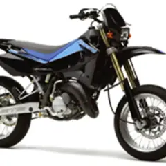 Czarny motocykl Husqvarna SM 125 z niebieskimi akcentami, gotowy do jazdy po mieście i torze.
