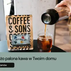 Kawa cold brew nalewana do szklanki z lodem, obok paczka kawy Coffee & Sons. Idealna na gorące dni.