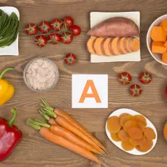Warzywa i owoce bogate w witaminę A: marchew, bataty, papryka, mango, pomidory, morele, szpinak, pomarańcza.