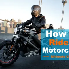 Impara come guidare una moto con questa guida definitiva. Due motociclisti sfrecciano su un ponte con lo skyline di New York sullo sfondo.