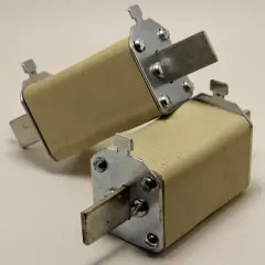 Dwa bezpieczniki ceramiczne, idealne jako bezpiecznik C16 do garażu, gotowe do ochrony instalacji.